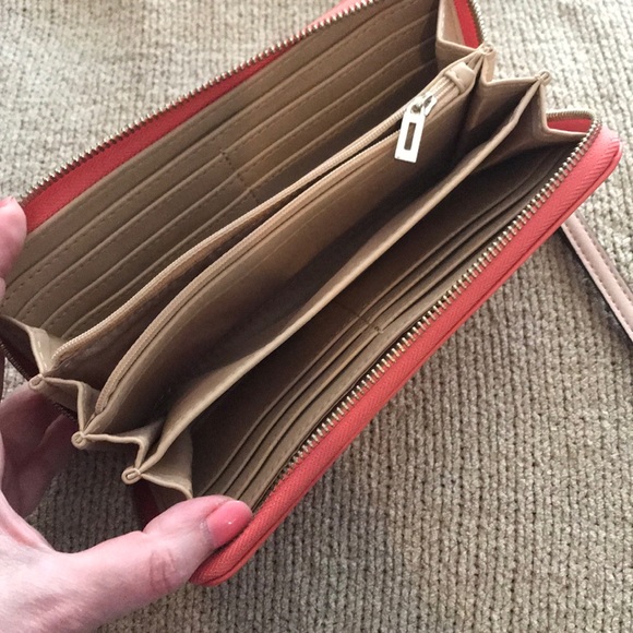 Guess Wristlet Wallet - Picture 3 of 3